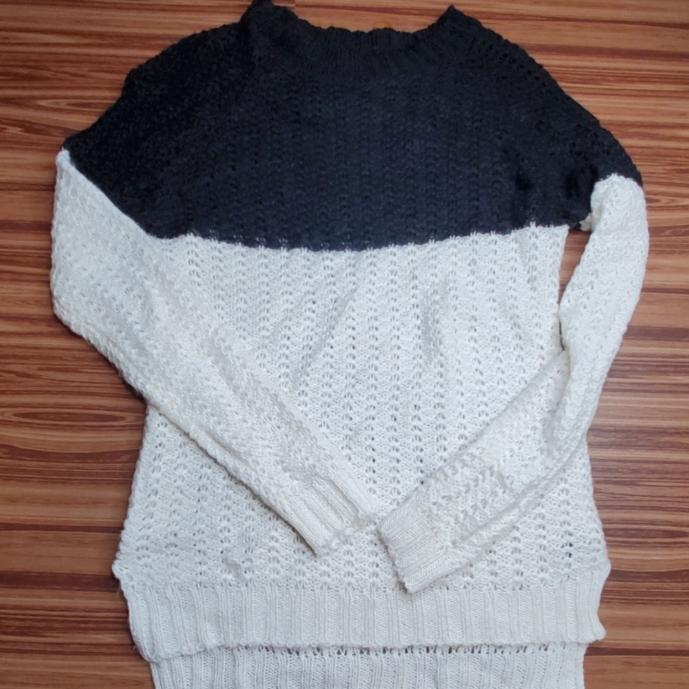 💥5/$10💥Black/white Sweater